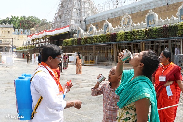 SRIVARISEVAKS-SERVING-WATER2
