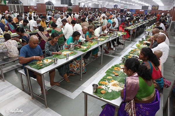 3.-Dining-Hall-images-Pilgrims-seated-having-food