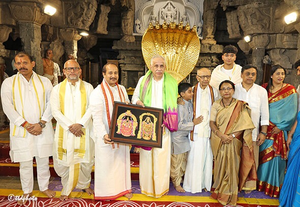 AP-GOVERNOR-OFFERS-PRAYERS-IN-TIRUMALA3