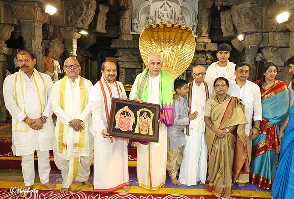 AP-GOVERNOR-OFFERS-PRAYERS-IN-TIRUMALA3