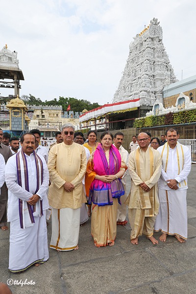 CJ-OF-AP-JUSTICE-LISA-GILL-OFFERED-PRAYERS-IN-TIRUMALA8