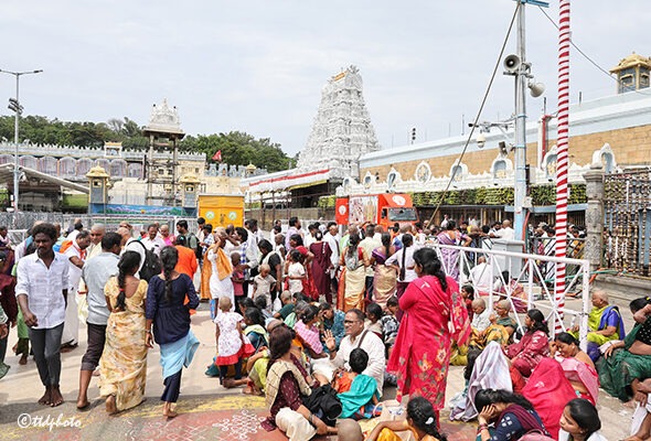 DEVOTEES-IN-TIRUMALA2