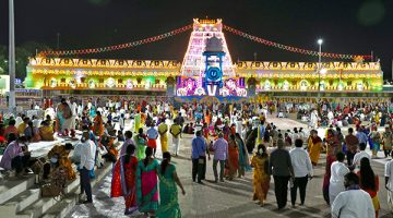 DEVOTEES-INFRONT-OF-TEMPLE1-360x200