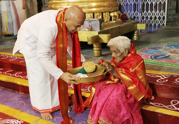 EO-TTD-FELICTATING-SUPER-CENTENARIAN-SMT-NAVANEETHAMMA2