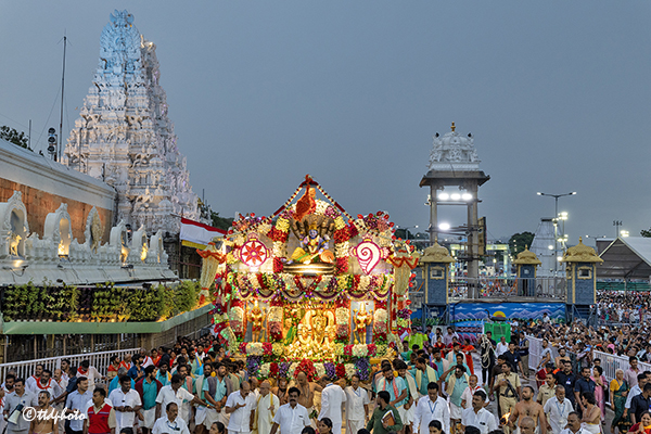 PROCESSION-OF-PUSHPA-PALLAKI-IN-TIRUMALA5