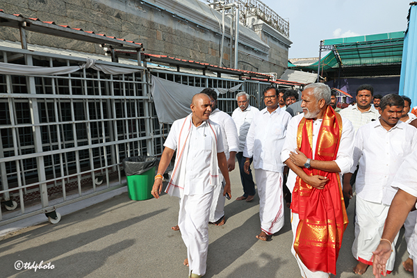 JEO-TPT-REVIEW-ON-VARALAKSHMI-VRATHAM-ARRANGEMENTS-IN-TIRUCHANOOR3