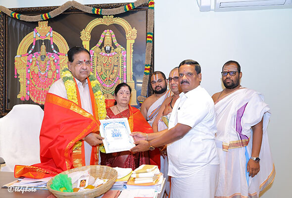 SRI-PAT-TEMPLE-OFFICIALS-INVITING-TTD-CHAIRMAN-FOR-SRI-VARALAKSHMI-VRATHAM
