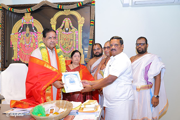 SRI-PAT-TEMPLE-OFFICIALS-INVITING-TTD-CHAIRMAN-FOR-SRI-VARALAKSHMI-VRATHAM