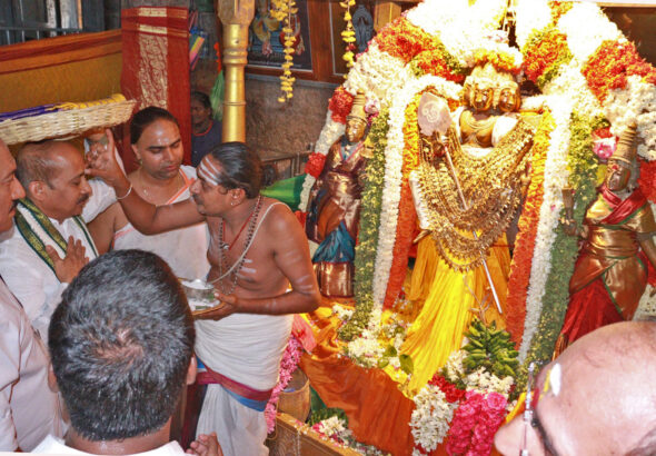 TTD-EO-PRESENTS-VASTRAMS-TO-TIRUTTANI-TEMPLE3