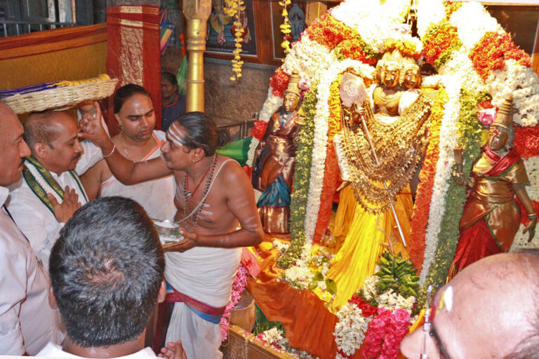 TTD-EO-PRESENTS-VASTRAMS-TO-TIRUTTANI-TEMPLE3
