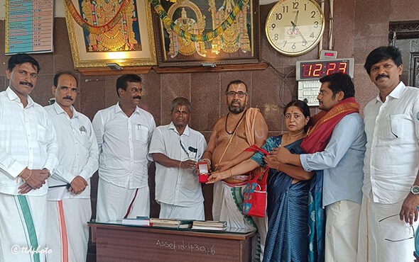 DONATION-OF-ORNAMENT-TO-SRI-PAT