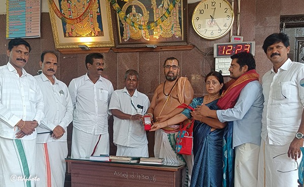 DONATION-OF-ORNAMENT-TO-SRI-PAT