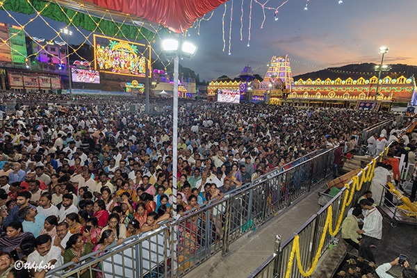 GARUDA-VAHANA-CROWD