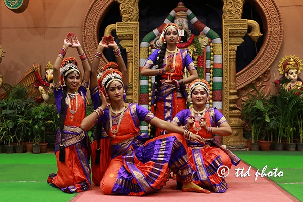 KUCHIPUDI-NRUTHAM-SMT-BALATRIPURASUNDARI-BRUNDAM-TENALI-HDPP.jpg-copy