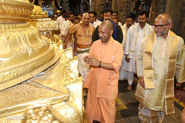 UP-CM-SRI-YOGI-ADITYANATH-OFFERED-PRAYERS-IN-TIRUMALA