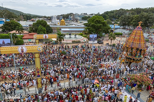 DEVOTEES-IN-MADA-STREETS1