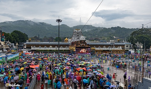 DEVOTEES-INFRONT-OF-SRIVARI-TEMPLE5