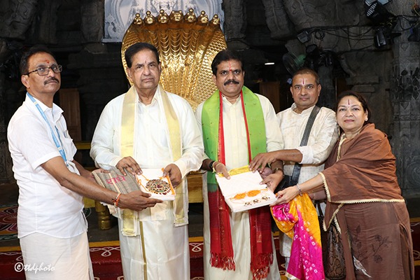 DONATION-OF-GOLD-ORNAMENTS2