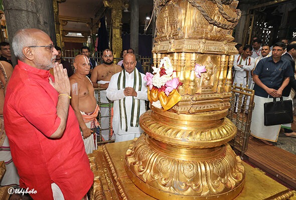 VICE-PRESIDENT-OF-INDIA-OFFERED-PRAYERS-IN-SRI-PAT4
