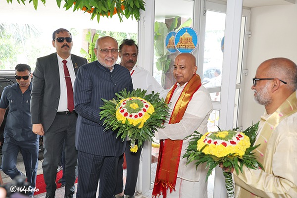 VICE-PRESIDENT-OF-INDIA-RECEIVED-BY-EO-TTD-ON-HIS-ARRIVAL-IN-TIRUMALA1